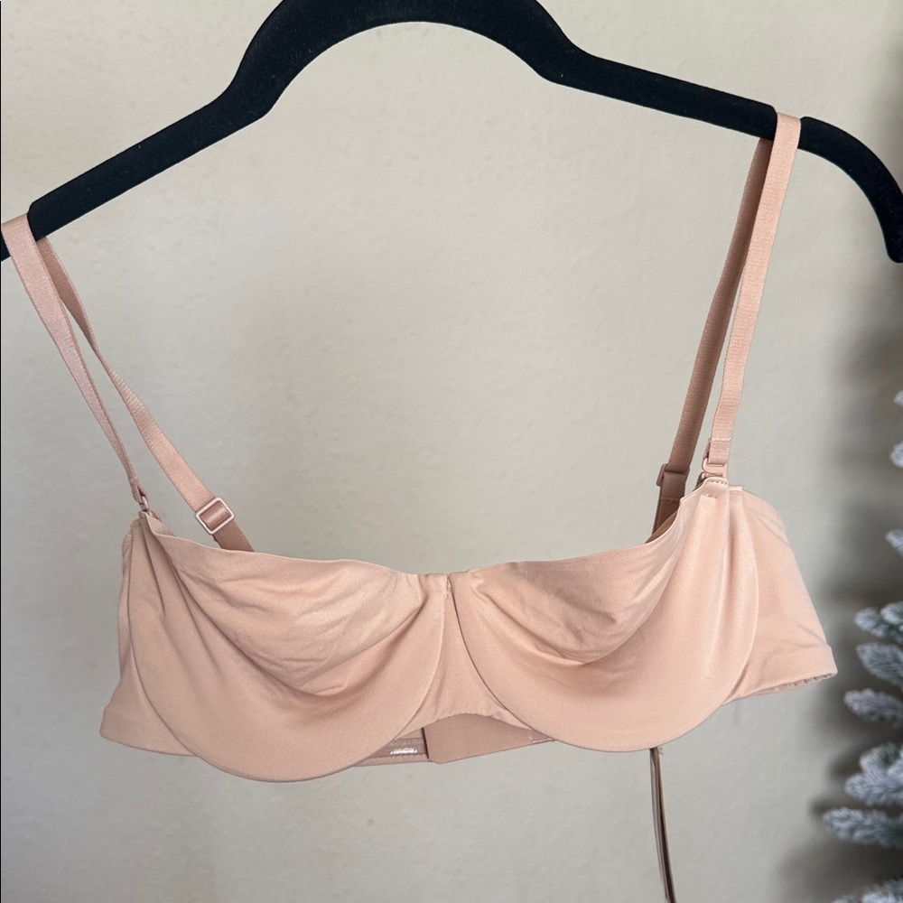 SKIMS SMOOTHING INTIMATES STRAPLESS BRA 36A NWT color clay‎